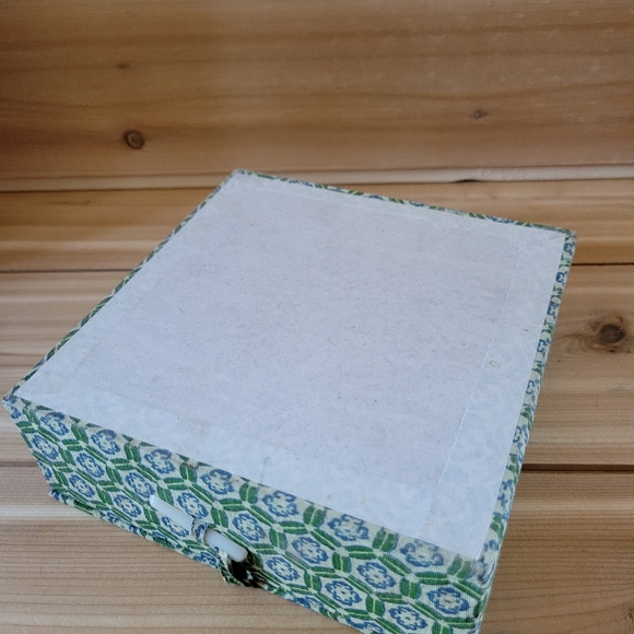 Antique embroidered silk Koi fish with stand. - Picture 7 of 7